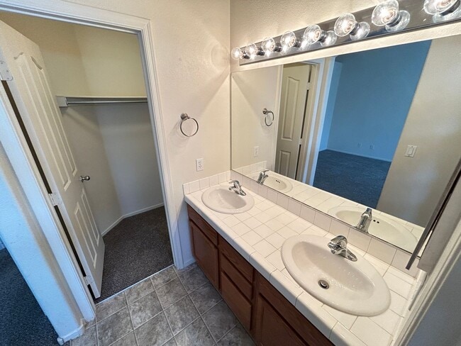 Building Photo - Cozy 3Bed/2Bath/2Car Residence located in beautiful Summerlin!