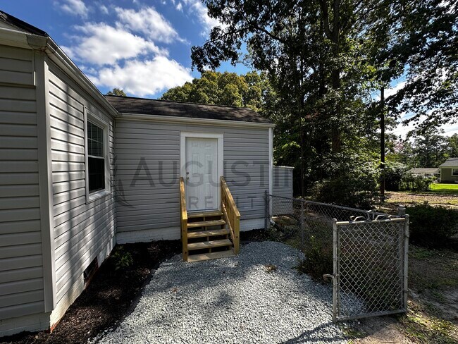 Building Photo - 2723 Robin Hood Dr