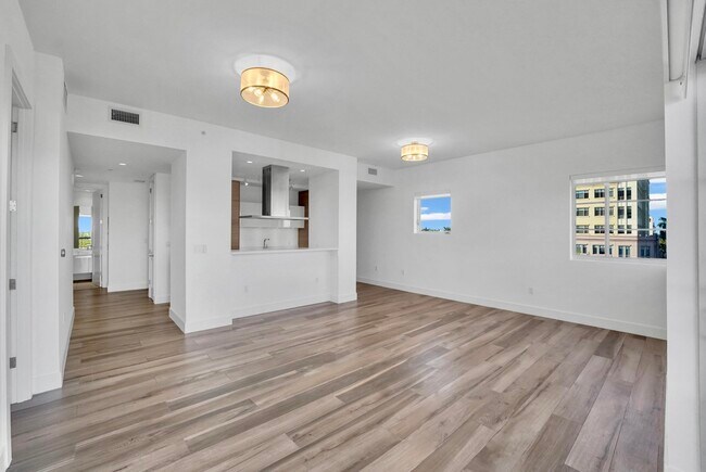 Building Photo - 155 E Boca Raton Rd