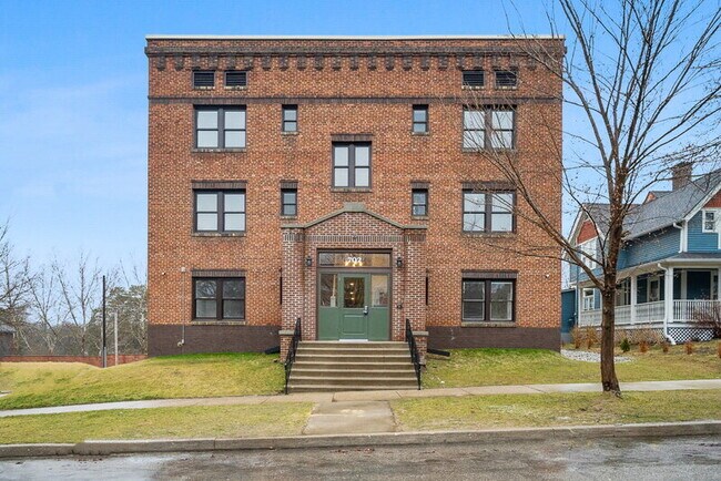 Building Photo - 702 20th St