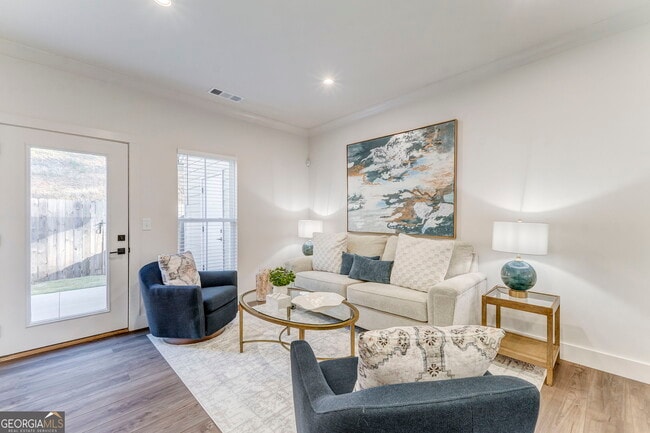 Building Photo - 77 Chateau Dr SE