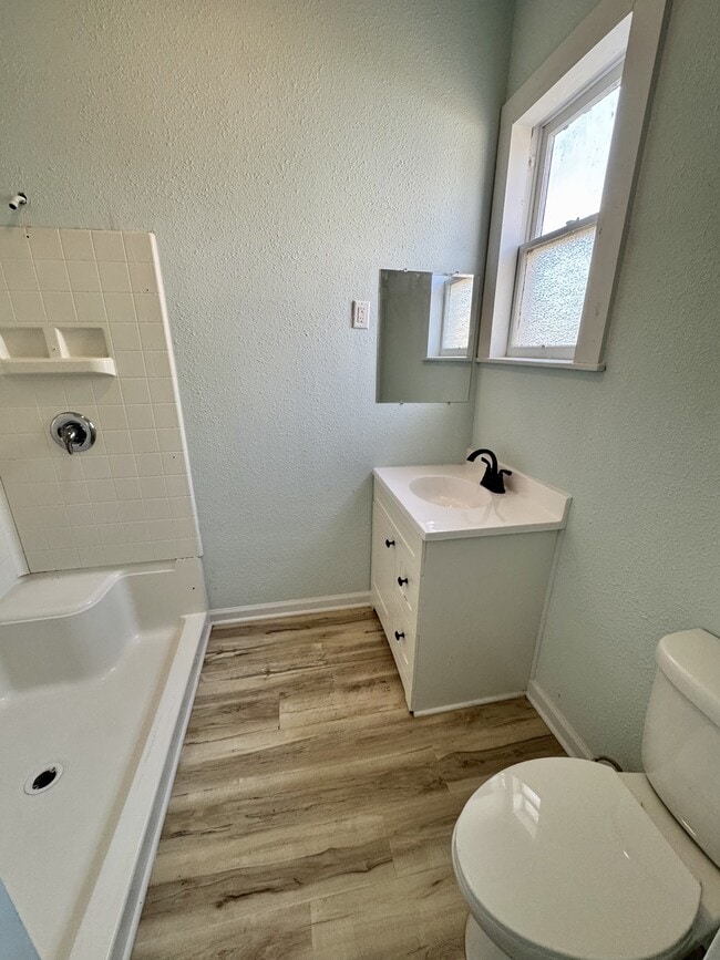 Building Photo - 915 W Taylor St