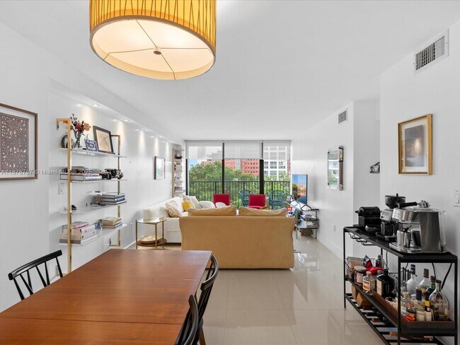 Building Photo - 1450 Brickell Bay Dr