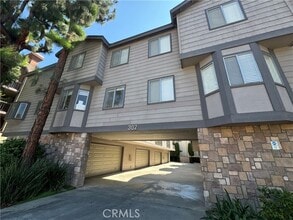 Building Photo - 302 W Loraine St