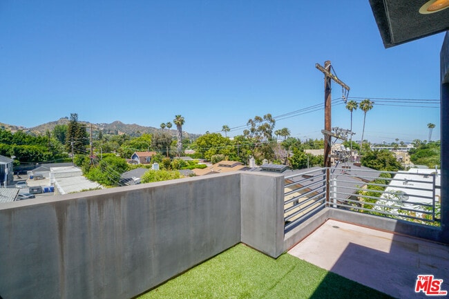 Building Photo - 1220 N Orange Grove Ave