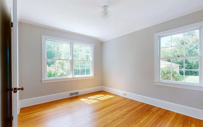Building Photo - Charming 3-Bed Home with Modern Updates & ...