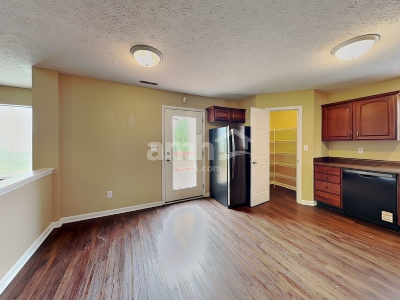 Building Photo - 942 Sheets Ct