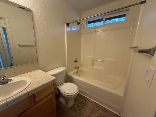 Building Photo - $400 Move In Credit!! 3 Bed/2.5 Bath Single Family Home in River Canyon Estates - BRAND NEW CARPET