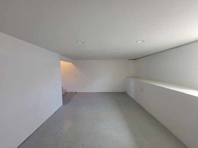 Building Photo - Spacious 3-Bed, 2-Bath Home with Fenced Ya...