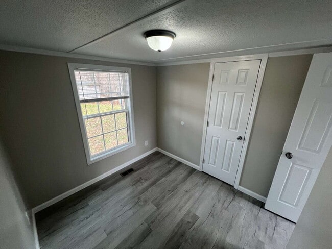 Building Photo - 1050 Ross Ln