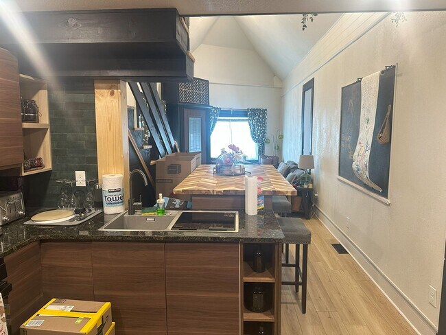 Building Photo - Modern 1-Bedroom Loft in Bay View – Update...