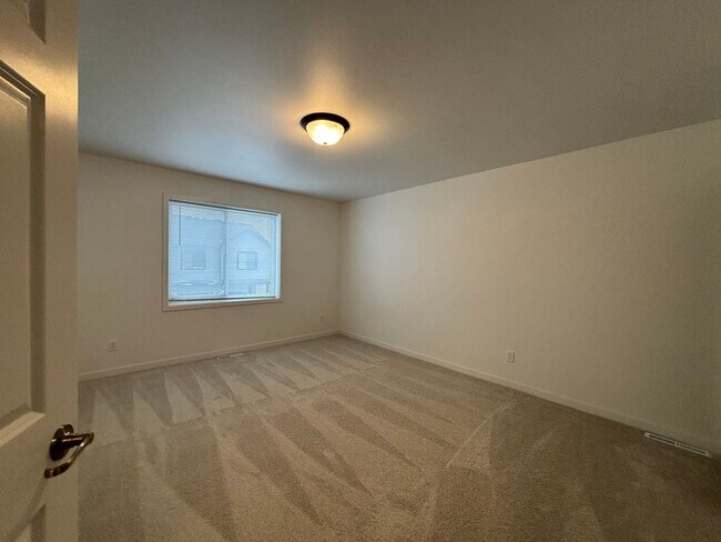 Building Photo - 3 Bed 3 Bath Townhome