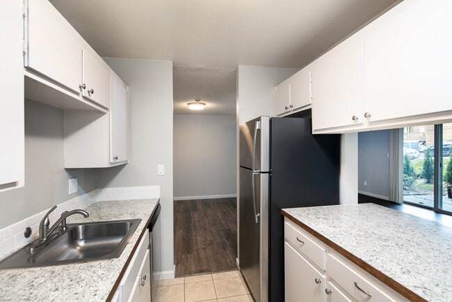 Building Photo - Glen Grove Apartments