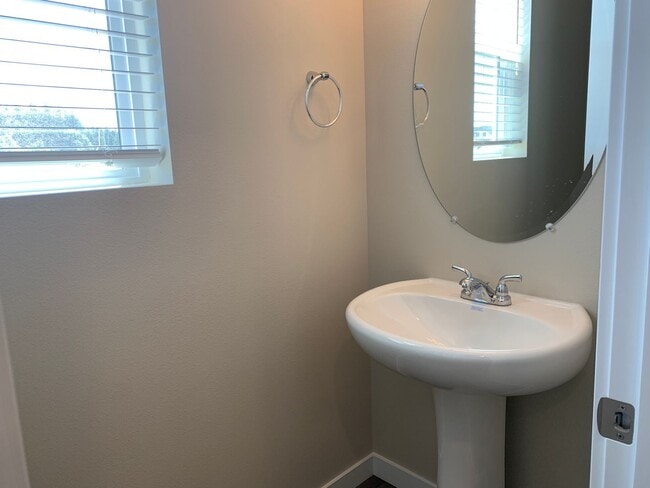 Building Photo - COMING VACANT END OF JUNE -EZ life Townhom...