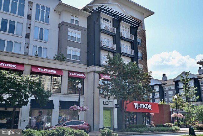Building Photo - 1101 S Arlington Ridge Rd