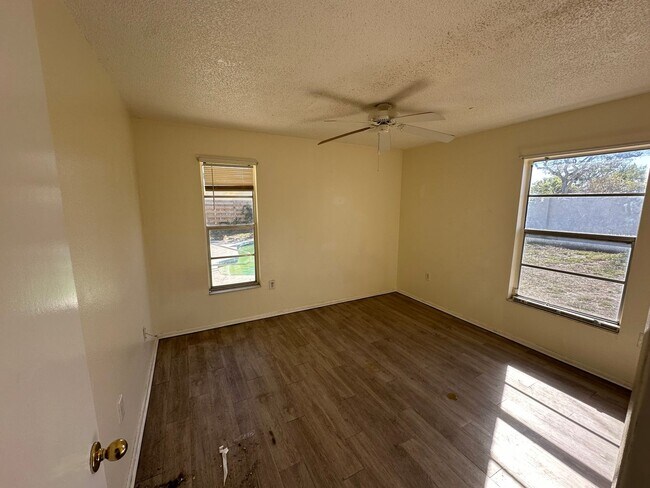 Building Photo - Spacious 4-Bed Pool Home in Gulf Gate East - Available Now!