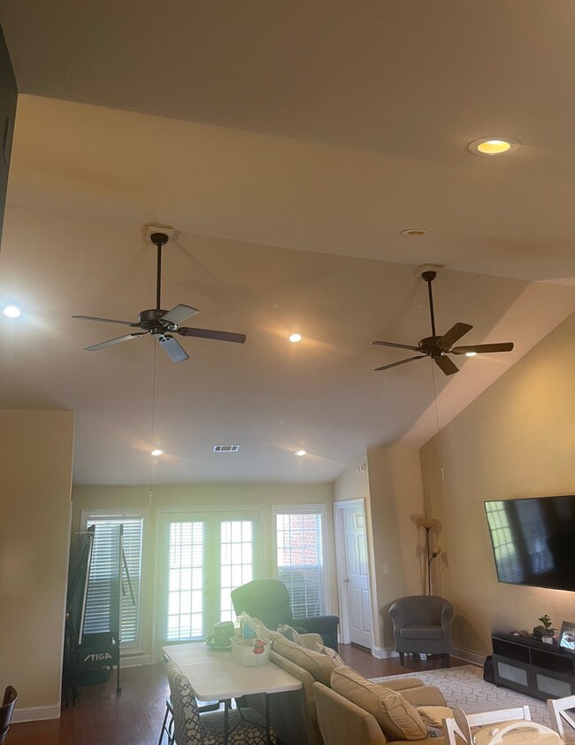 Building Photo - 802 W Longleaf Dr