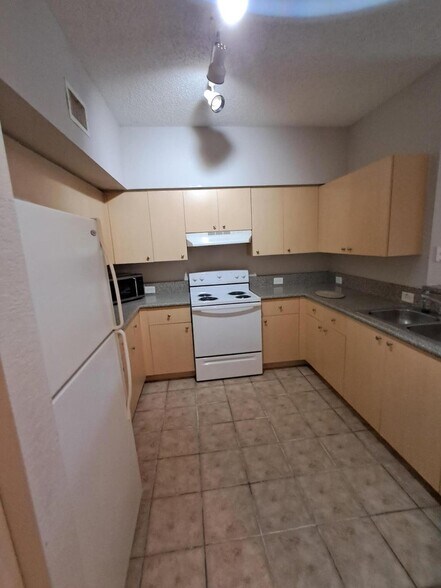 Building Photo - 280 Crestwood Cir