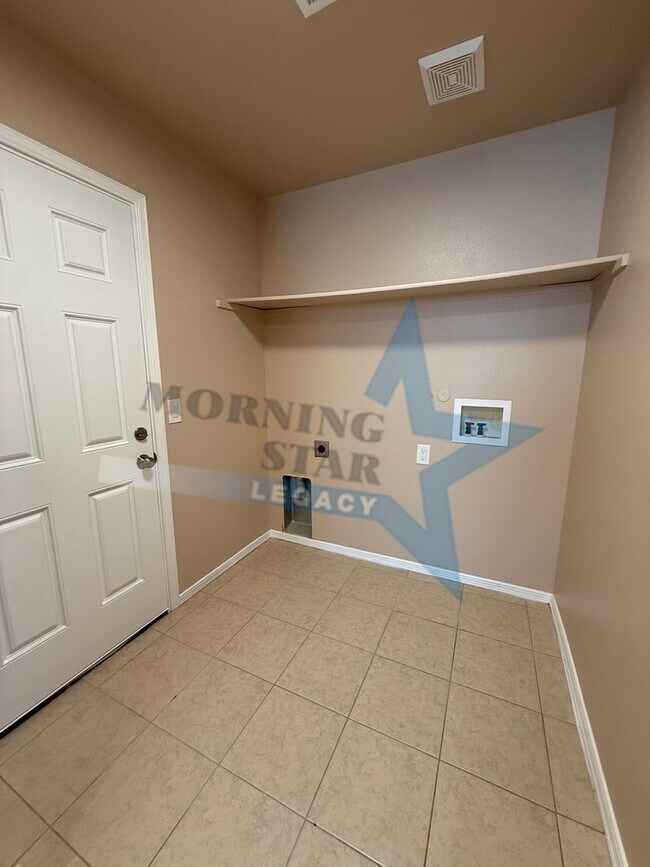 Building Photo - Like NEW! Location & Quality!