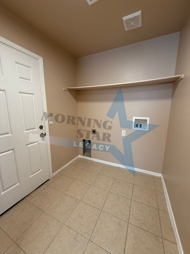 Building Photo - REDUCED & RENOVATED, LIKE NEW! Location & ...