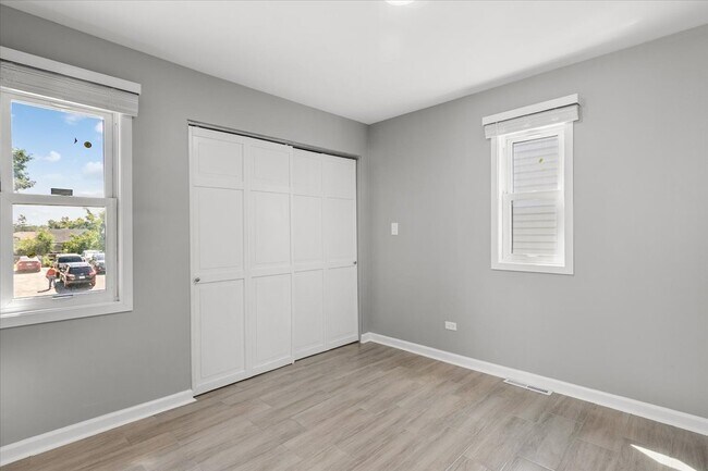 Building Photo - 322 Maple Ln