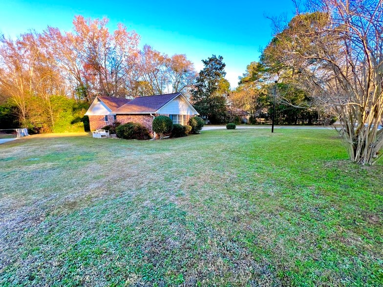 Building Photo - 2401 Clematis Trl