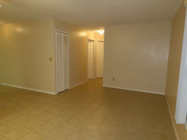 Building Photo - Sunnyside Lakeview 2br/2ba Apartment