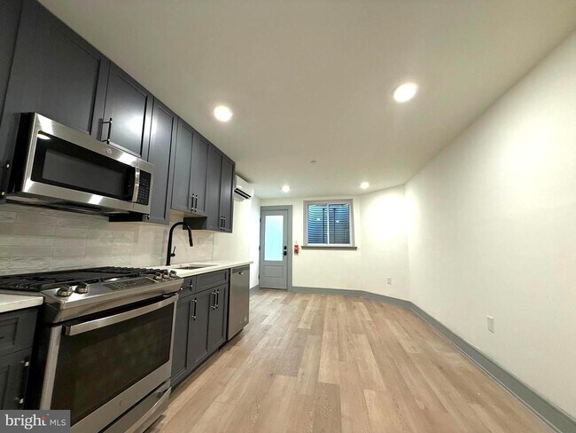 Building Photo - 327 S 16th St