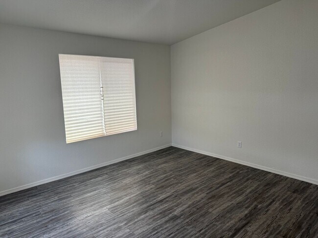 Building Photo - Desert Sands 4 bedroom 2 bathroom home with extra living room