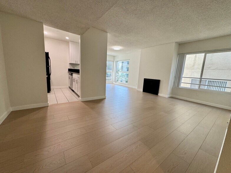 Building Photo - 10911 Rochester Ave