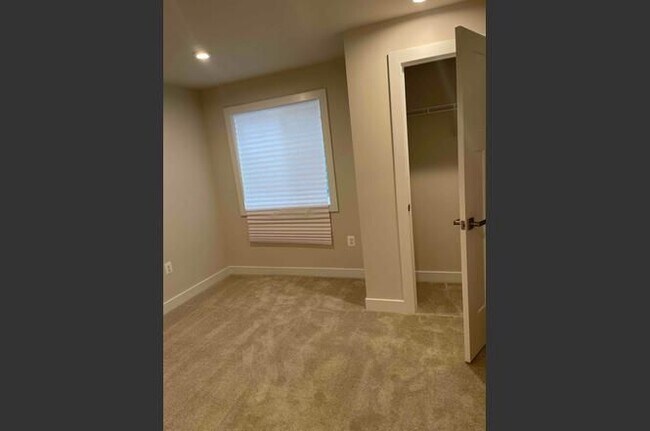 Building Photo - 512 Rivers Edge Dr