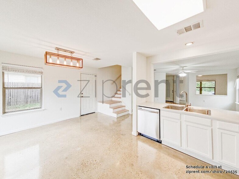 Building Photo - 5803 Viewpoint Dr
