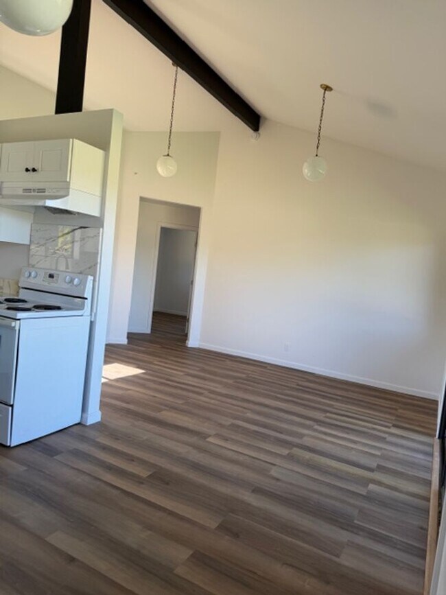 Building Photo - 75 Kaupea St