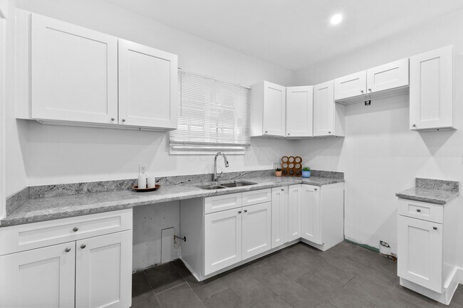 Building Photo - 429 S Champion Ave