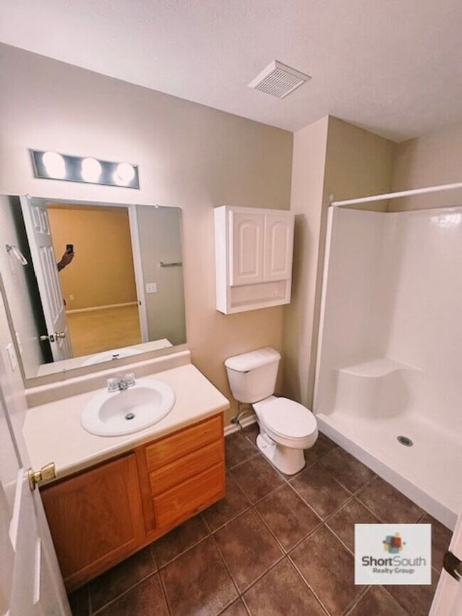 Building Photo - Updated 3 Bed 3.5 Bath Condo