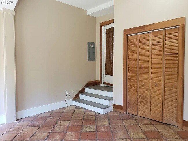 Building Photo - Large 6 Bedroom Close to UofO Campus