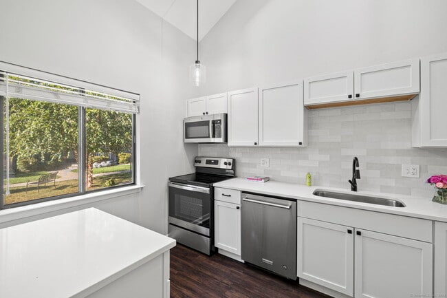 Building Photo - 2437 Bedford St