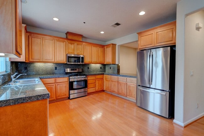 Building Photo - EXQUISITELY LOCATED TOWNHOME PRIVATE SETTING | MANY UPGRADES