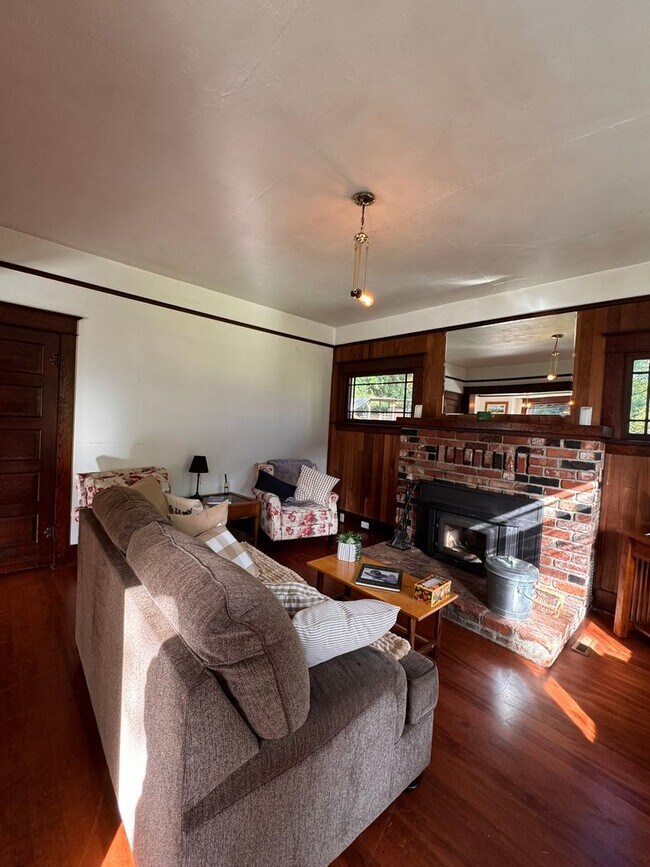 Building Photo - YOUR PACIFIC NORTHWEST RETREAT AWAITS! AV CHARGING STATION, GORGEOUS VIEWS, PRIVACY AND MORE!