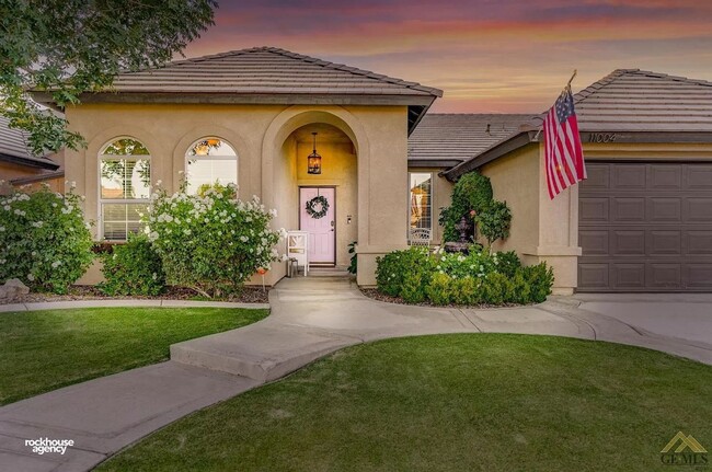 Building Photo - NW Home w/Pool & Firepit!