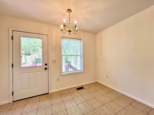Building Photo - 3 Bedroom in West Asheville!
