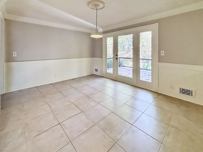 Building Photo - Cozy 4 BR 2 BR House in Piedmont Hills!