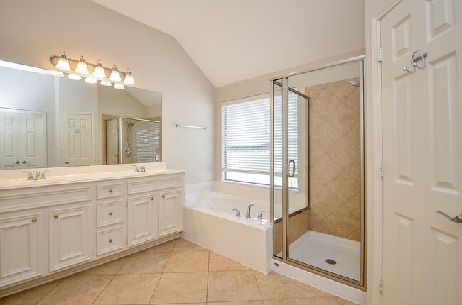 Building Photo - 26006 Palmdale Estate Dr