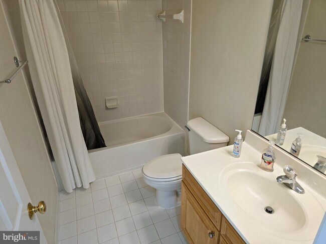 Building Photo - 8557 Wyngate Manor Ct