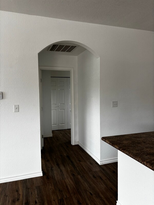 Building Photo - 240 Country Club Rd