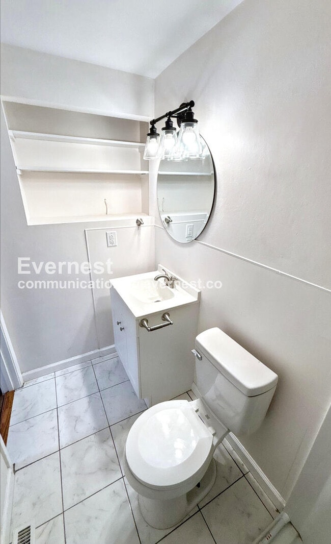 Building Photo - Cozy Charm with Modern Comforts / 3 Bed & 1 Bath / Section 8 Accepted / Available Now!