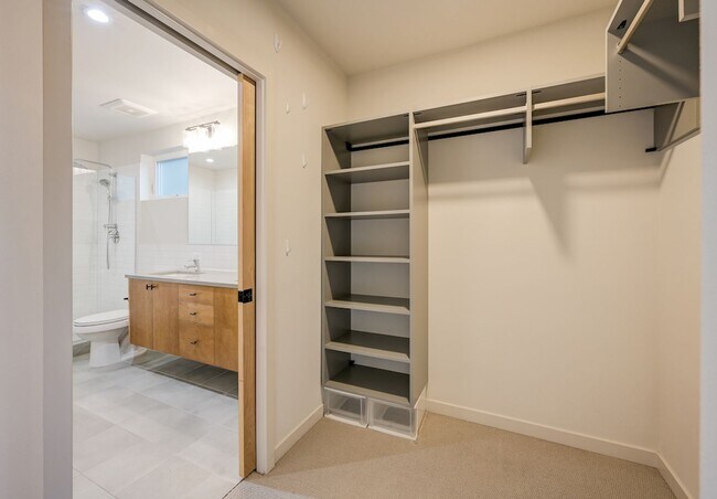 Building Photo - Gorgeous 3Bed/2.5 Bath Townhome in Queen Anne!