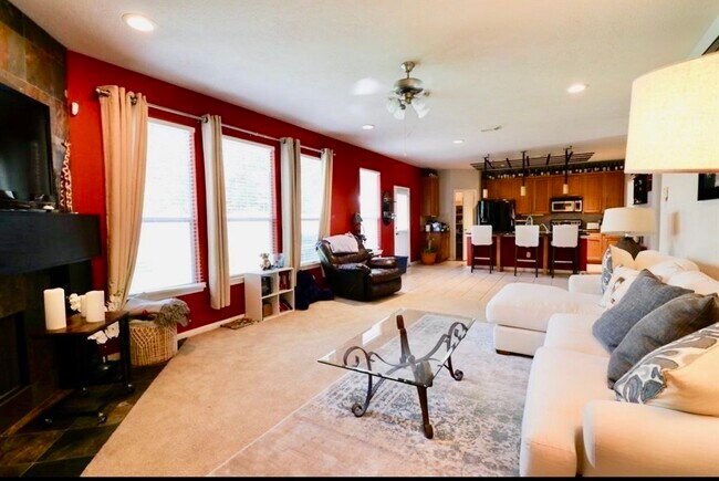 Building Photo - 135 S Spinning Wheel Cir
