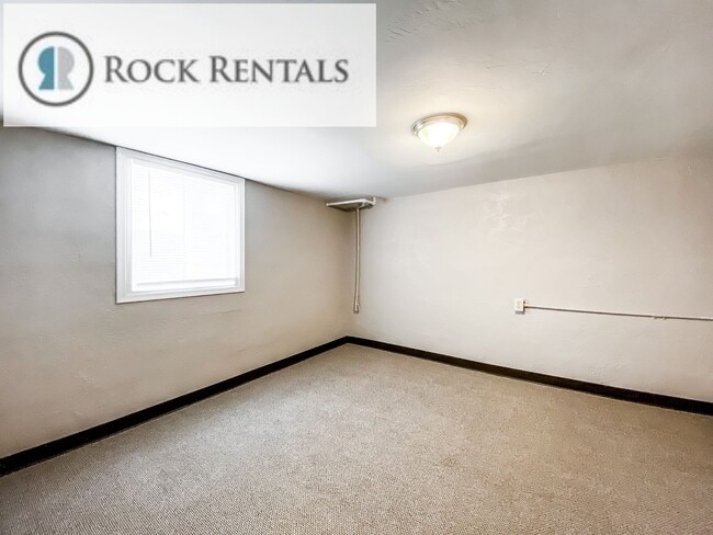Building Photo - 4 Bed 2 Bath with Bonus Room