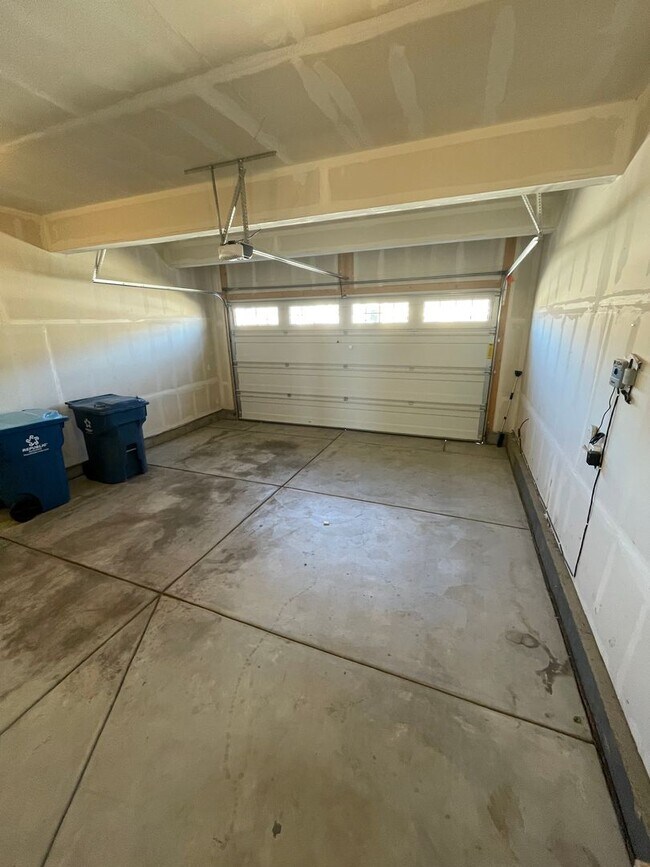 Building Photo - 3 Bedroom 2 Bath Home Available 4/1